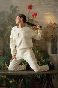 Теплый свитшот на флисе со спущенным плечом кремовый Кремовый