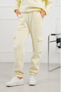 Кремовые брюки на флисе свободного кроя с карманами карго Кремовый Кремовый