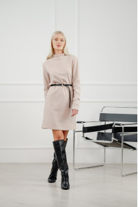 Бежевое ангоровое платье прямого кроя с воротником-стойкой Бежевый Бежевый