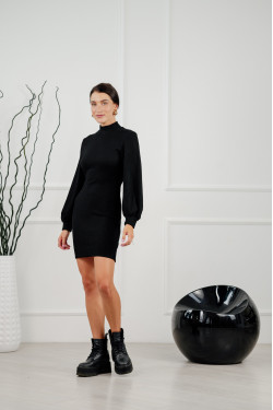 Черное короткое платье из трикотажа в рубчик с воротником-стойк Черный