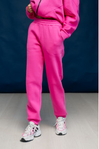 Спортивные брюки на флисе малинового цвета с манжетами Малиновый Малиновый