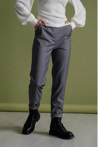 Женские брюки в клетку из костюмной ткани серые с манжетами Серый Серый