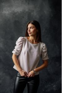 Вечерняя блузка из трикотажа-металлик цвета пудра с коротким рукавом Пудра