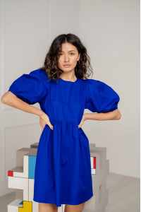 Короткое коттоновое платье цвета электрик с рукавами-фонариками Электрик