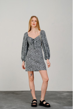 Вечернее мини-платье из штапеля серо-голубого цвета с бан Серо-голубой