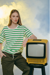 Зеленая хлопковая футболка оверсайз в полоску со спущенным пле Зеленый Зеленый