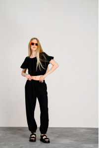 Черный прогулочный костюм с укороченным топом и широкими брюками Черный