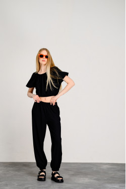 Черный прогулочный костюм с укороченным топом и широкими брюками