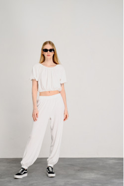 Брючный костюм женский с широкими брюками и топом молочный