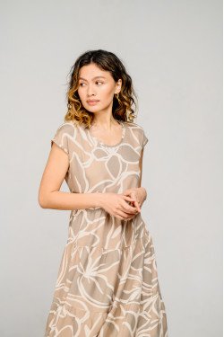 Длинный бежевый сарафан из штапеля со спущенным плечом