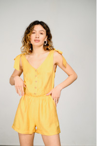 Желтый женский комбинезон из штапеля с короткими шортами Желтый