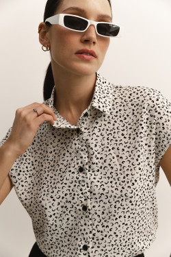 Молочная рубашка из крепдешина с коротким рукавом свободного  Молочный