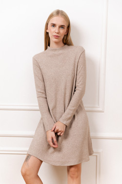 Бежевое ангоровое платье-трапеция с длинным рукавом и стойкой Бежевый