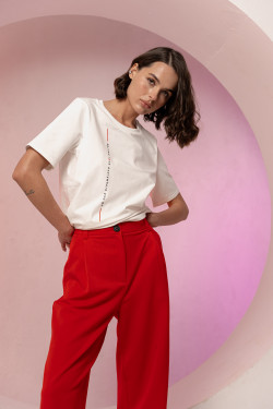 Хлопковая футболка прямого кроя молочного цвета с надписью Молочный