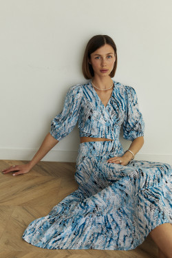 Бирюзовый костюм из штапеля с топом и расклешенной юбкой