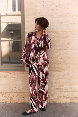 Коралловый брючный костюм из штапеля с широкими брюками